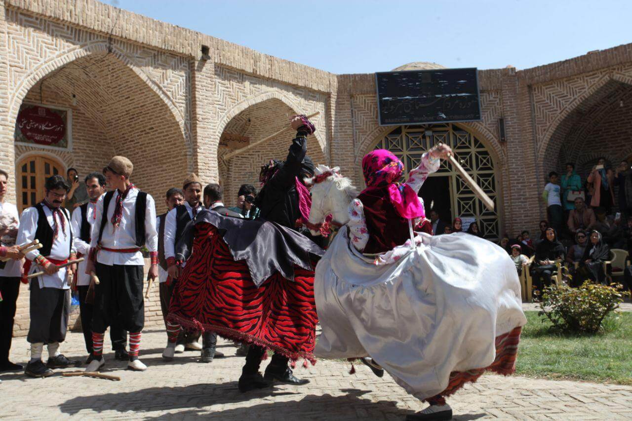 "آیین سنتی اسب چوبی در نوسبزوار، نمایشی از فرهنگ و مراسم قدیمی مردم این منطقه با لباس‌های محلی و موسیقی سنتی."